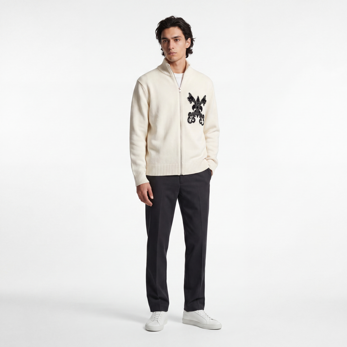 Mann trägt den Bonvivant Crest Cardigan, Lifestyle-Aufnahme