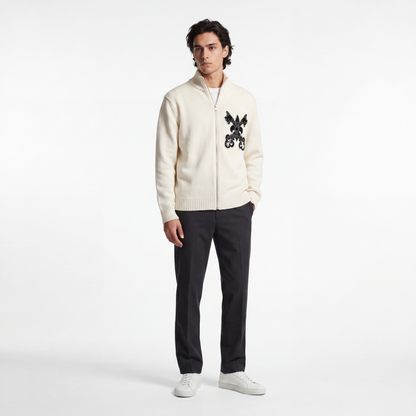 Mann trägt den Bonvivant Crest Cardigan, Lifestyle-Aufnahme