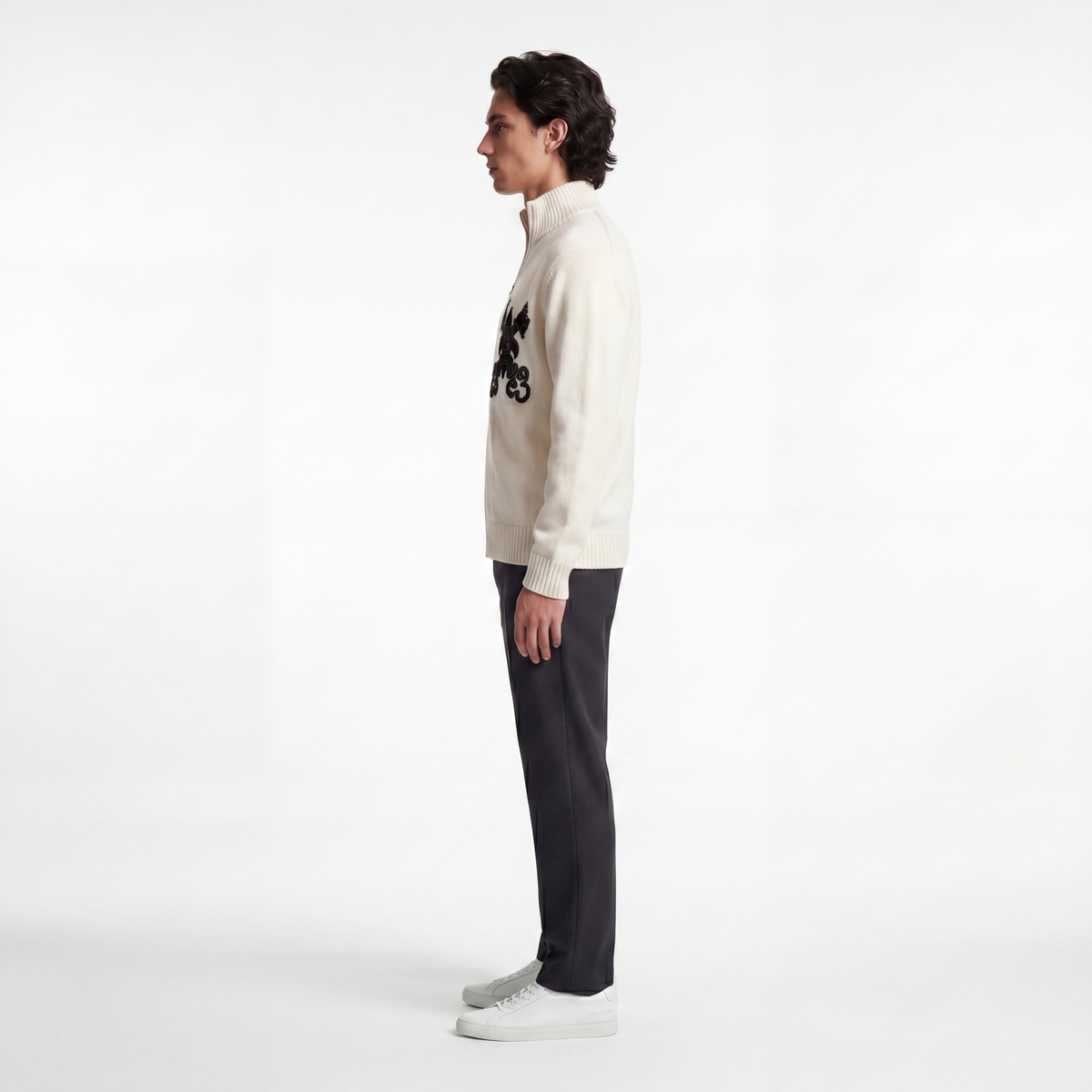 Bonvivant Crest Cardigan am Model, Seitenansicht mit Stehkragen