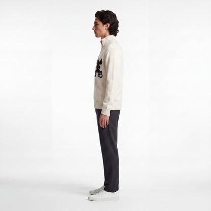 Bonvivant Crest Cardigan am Model, Seitenansicht mit Stehkragen
